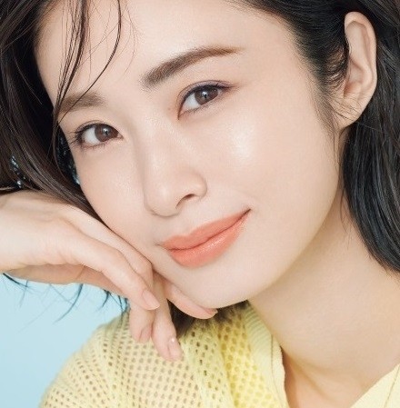 上戸 彩さんが登場 透け素材のニット ピンクのアイライナーで春らしく 河北裕介 百々千晴の服とメイクのベストアンサー ローリエプレス