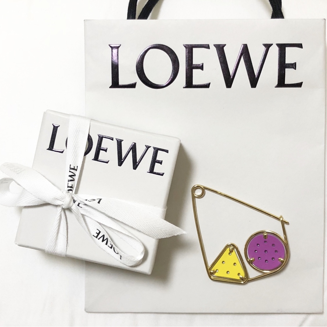 カバンにもニットにも！LOEWEの優秀ブローチ♡ - ローリエプレス