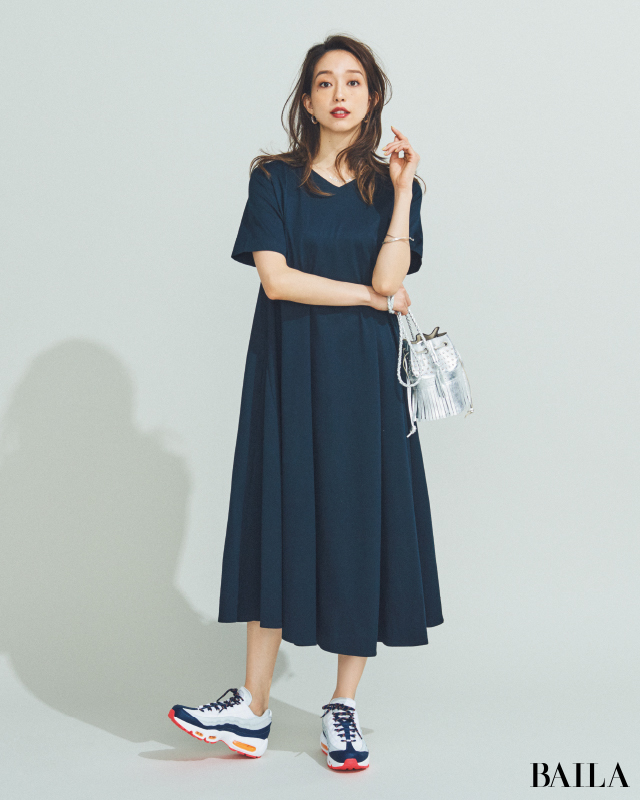 休日tシャツワンピは きかせ ハイテク系スニーカーで今っぽく ローリエプレス