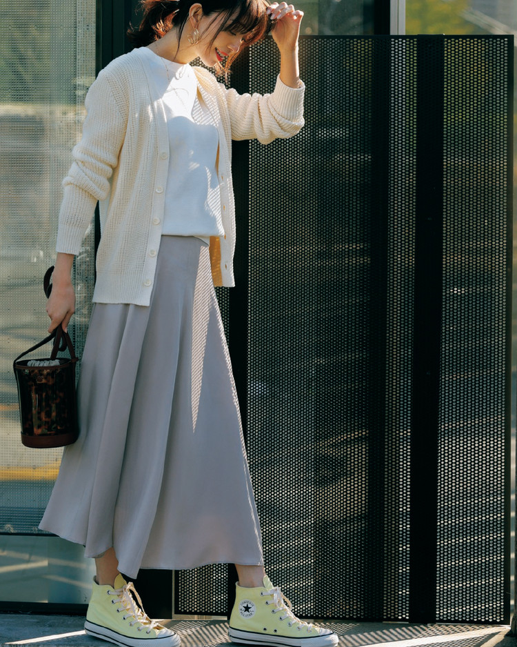 土曜日は ニュアンスカラースニーカーで可愛げを仕込んで 30代今日のコーデ ローリエプレス