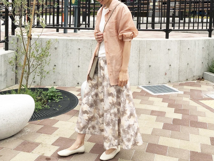 トレンドのシアーシャツ くすみピンクのシアーシャツコーデ ローリエプレス