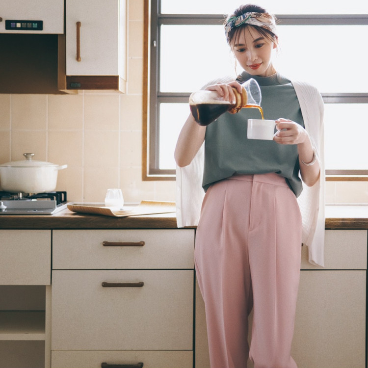 木曜日は くすみグリーン ピンクの新鮮配色でリラックスコーデ 30代今日のコーデ ローリエプレス