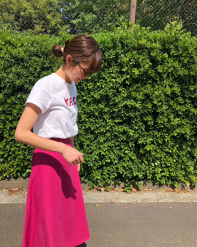 子どもっぽくならない トレンドのビビットピンクのスカートコーデ ローリエプレス