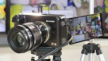シャープ、世界最小の8Kビデオカメラを発表！ 想定価格は40万円