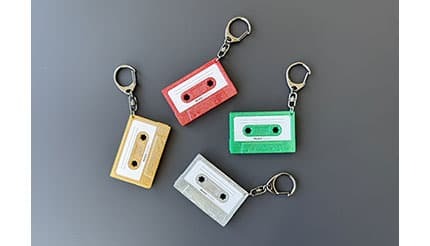 昭和レトロで懐かしい！NFCチップ内蔵のカセットテープ型キーホルダー