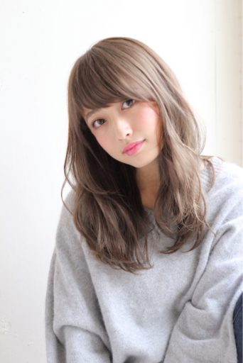 長さを変えず旬ヘアに ミディアム ロングさんの輪郭別イメチェンのコツ ローリエプレス