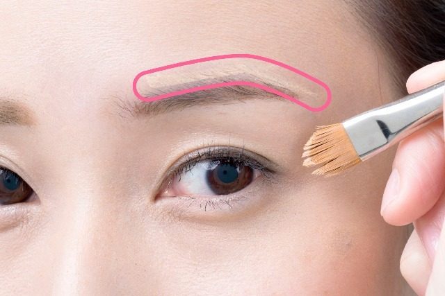 目鼻立ちクッキリ 顔に立体感 眉メイク でモテ顔を演出するプロのテク ローリエプレス