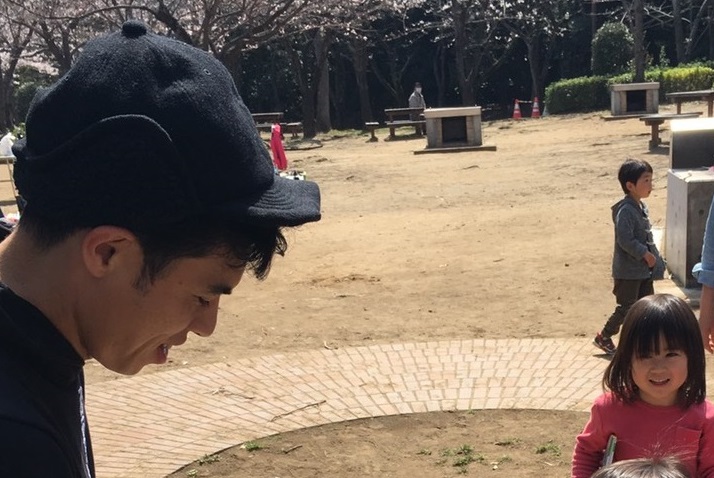 Tvから消えた小島よしおの現在 公園を回り絵本読み聞かせの日々 19年5月2日 エキサイトニュース