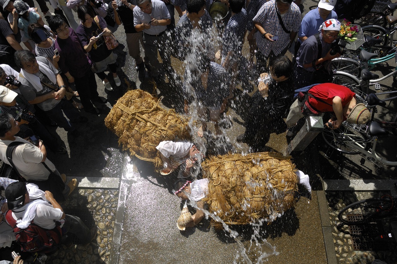 水をかけられながら法螺貝を吹き鳴らす 東京に本当にある変わったお祭り 17年7月22日 エキサイトニュース