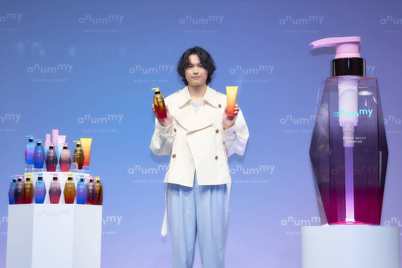 松村北斗が新CMで“うるつよ”美髪に感動。「髪をきれいにする工程に感動