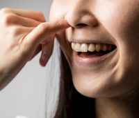 何のためにあるの？「鼻くそ」が溜まるメカニズムと効果的な対策は？