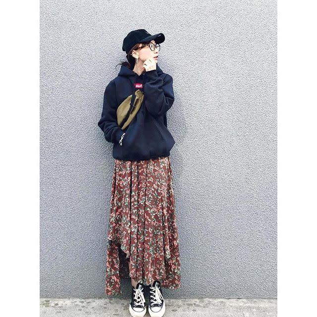 アラサーからのキャップコーデ ベストなバランスって 答えはロングスカートとの合わせ技にあり ローリエプレス