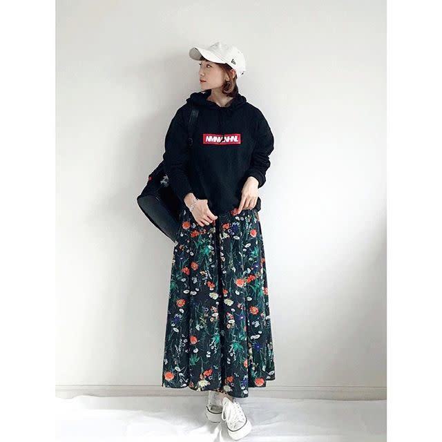 花柄ワンピースにスウェットやニットをon トップスの重ね着でバリエが増えるワンピースコーデ9選 ローリエプレス