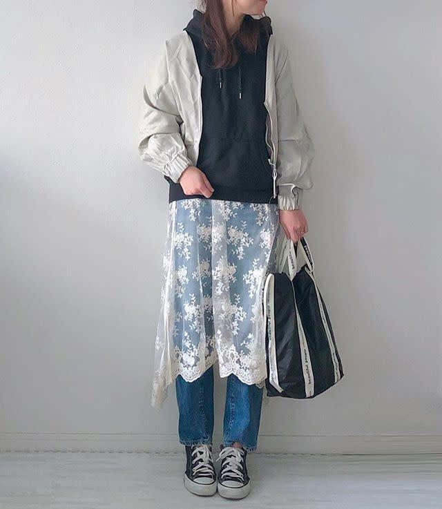 シアーなレースをカジュアルに重ね着 白レースのワンピース スカートのレイヤードコーデ7選 ローリエプレス