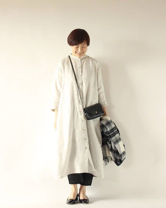 50代のリネンワンピースに あっこたん キナル Fog Linen Work フォグリネンワーク の うららかワンピ を使った 大人のナチュラルコーデ7選 ローリエプレス
