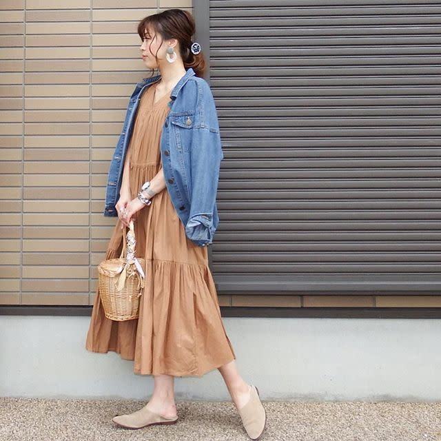 まだ冷える朝晩用にちょうどいい デニムジャケット を使った大人女子コーデ ローリエプレス