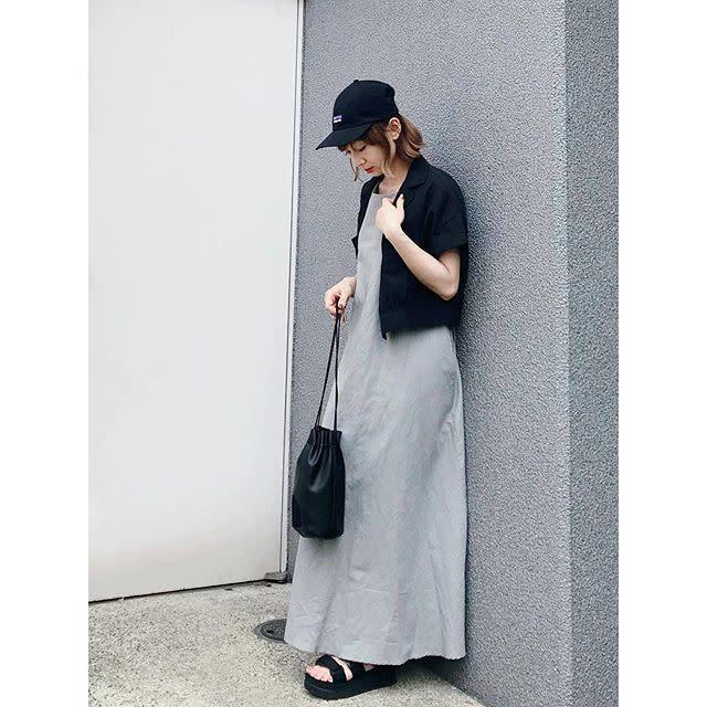 ノースリーブは半袖シャツで露出を抑えて ゆるっとアウター使いする 半袖シャツの重ね着コーデ9選 ローリエプレス