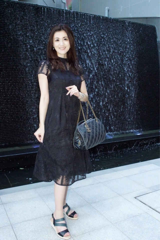 夏のオケージョンスタイルはブラックレースで 上品な大人の 黒レースワンピース コーデ ローリエプレス