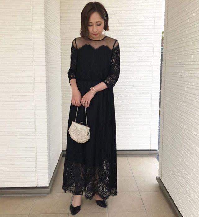 夏のオケージョンスタイルはブラックレースで 上品な大人の 黒レースワンピース コーデ ローリエプレス