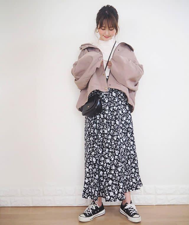 ハイネックの白インナーを重ね着に 秋冬のレイヤードにぴったりな 白のハイネックプルオーバー ブラウス コーデ11選 ローリエプレス