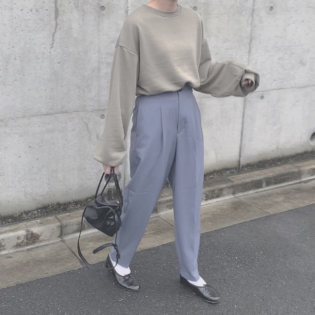 くすみブルーのパンツが欲しい スモーキーでニュアンスのある旬カラーパンツコーデ10選 ローリエプレス