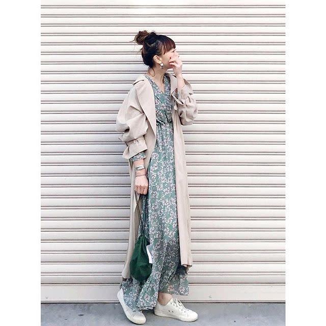 レイヤードで楽しむ オーバーサイズ が気分 ハンサムなトレンチコート着こなし術 ローリエプレス