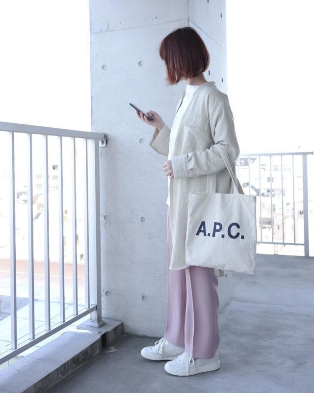 オーバーサイズなシャツをアウター使い 軽めな羽織りに使える ゆったりシャツ コーデ10選 ローリエプレス