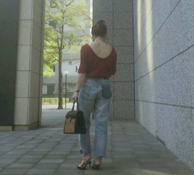 背中開きトップス 下着はどうする バックシャン肌見せ服 のインナー 着こなし方10選 ローリエプレス