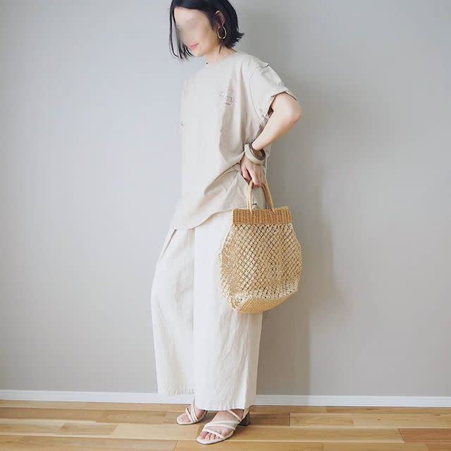 ベージュ色のtシャツ 大人女子はどう着こなしてる 上品見えする大人のベージュtコーデ9選 ローリエプレス