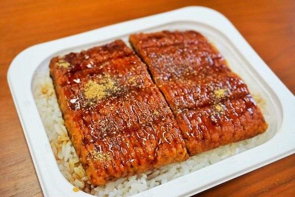土用の丑 コンビニで買える疑似ウナギ うな次郎 白身魚の底力 リアルな見た目でうな丼気分を満喫 18年7月日 エキサイトニュース