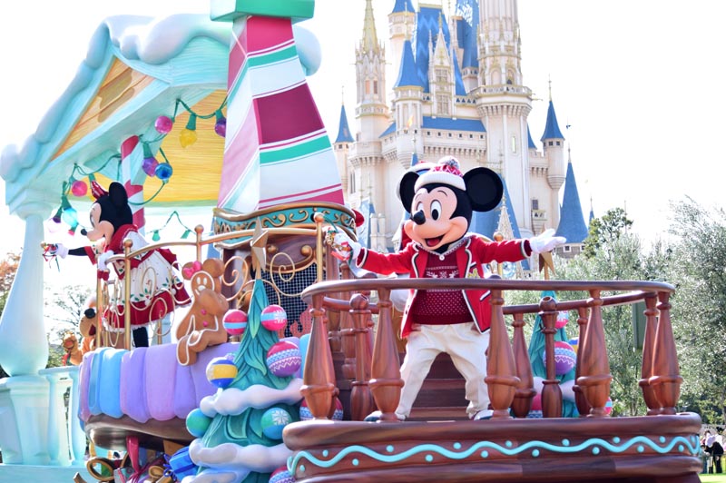 ディズニー クリスマス一色に ９日から 華やか衣装で来園者お迎え ランド シー ホテルも 21年11月8日 エキサイトニュース