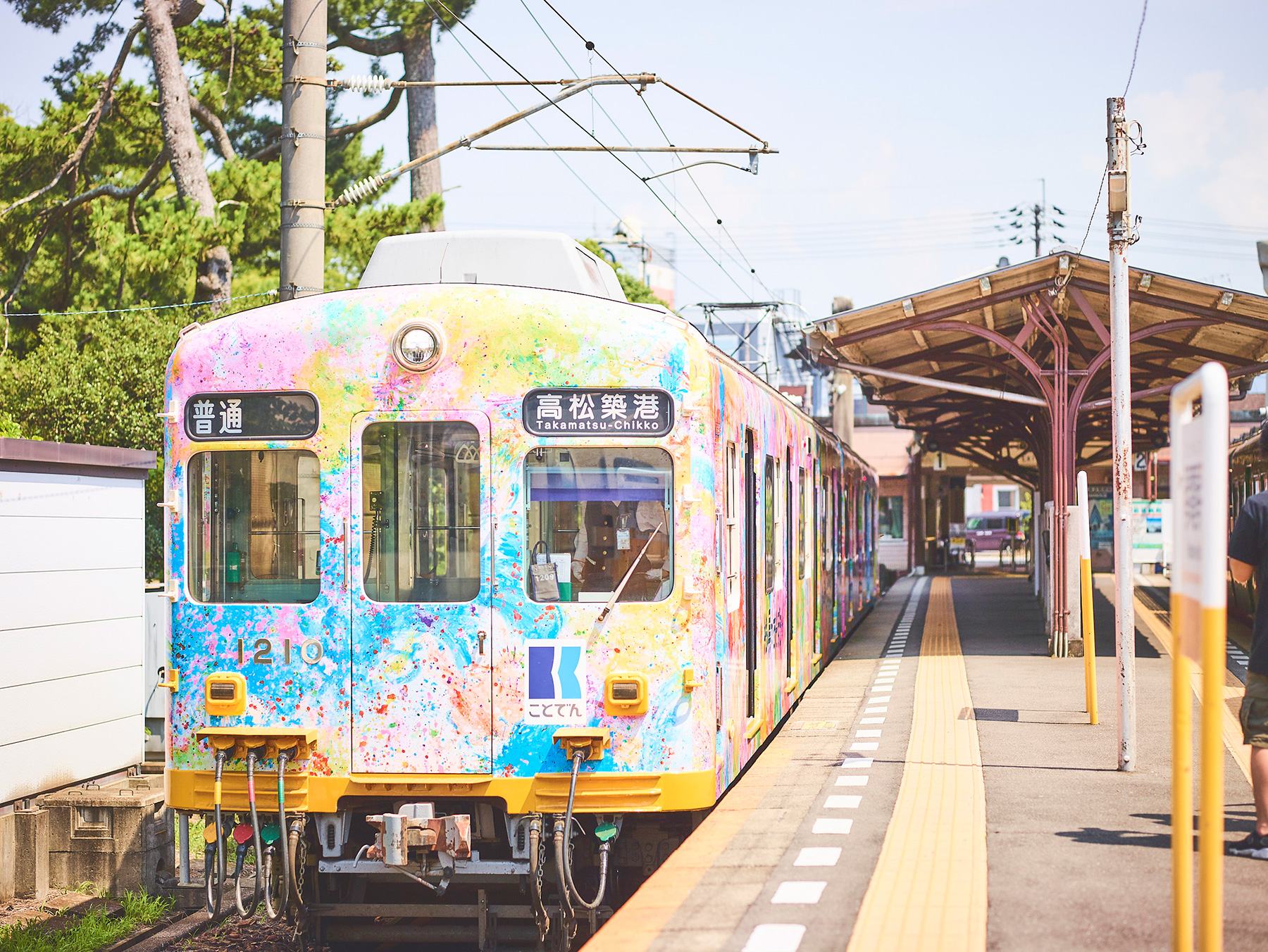 子どもたちが描いた絵がラッピング電車に。ことでん琴平線で来年1月31