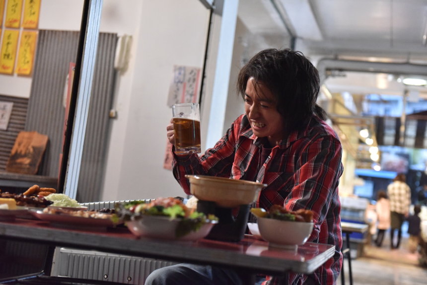 藤原竜也が吉田鋼太郎と対峙 キンキンのビールに笑顔 カイジ 新写真 19年11月14日 エキサイトニュース