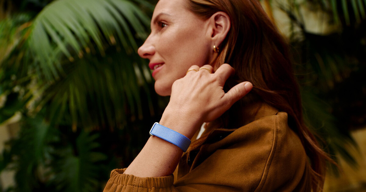 Google、歴代最小の画面なし健康トラッカー「Fitbit Air」 - 16,800円 
