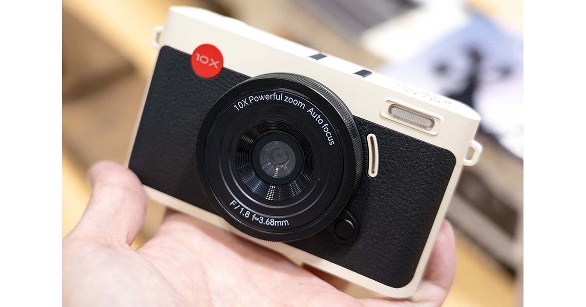 クラシックカメラ風デザインの薄型コンデジ登場 自撮りも可能、実売 