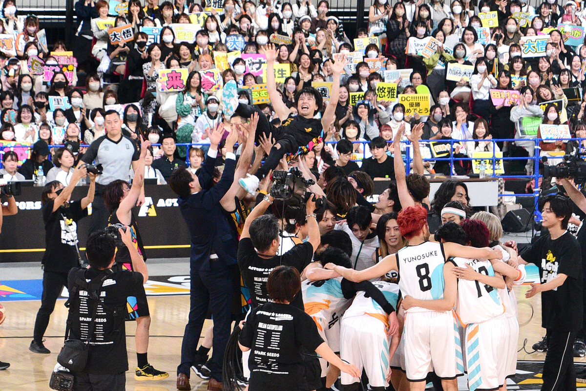 『ACTORS☆LEAGUE』バスケ、DREAM CATERPILLARS勝利! 岡宮来夢を胴上げ (2023年10月11日) エキサイトニュース