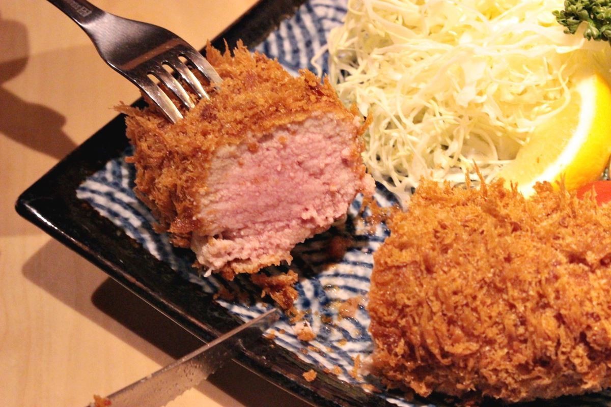 極厚なのに柔らかくてジューシー とんかつ神楽坂さくら のヒレステーキかつにかぶりついた 年3月23日 エキサイトニュース