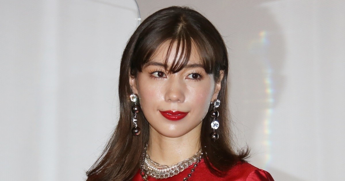 仲里依紗 真っ赤なミニドレスで 絶対領域 披露 年10月3日 エキサイトニュース