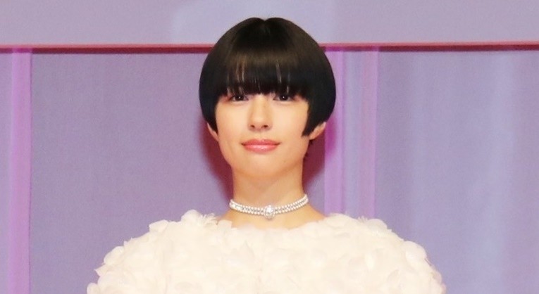 佐久間由衣 前髪ぱっつん ショートで小顔際立つ すらり美脚も披露 年10月31日 エキサイトニュース