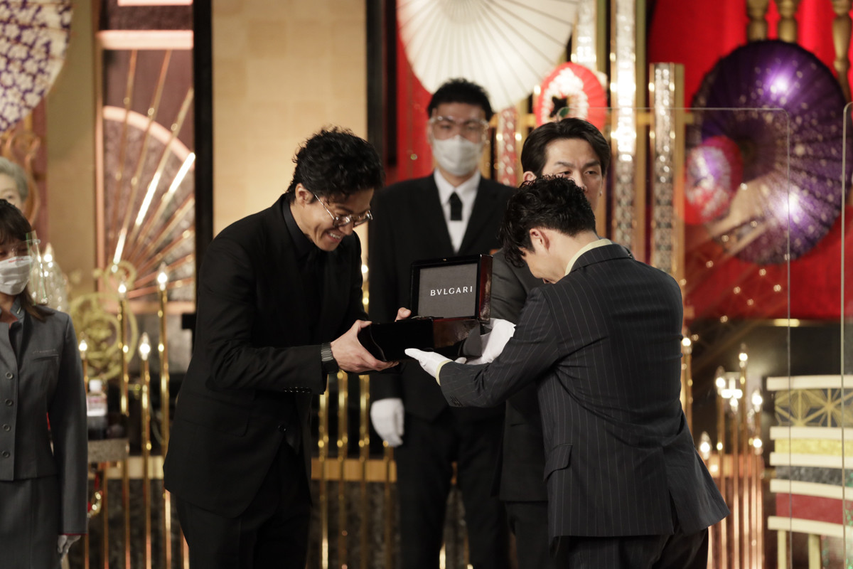 小栗旬 初の日本アカデミー賞は そわそわ 星野源からの贈呈に照れ笑い 21年3月日 エキサイトニュース