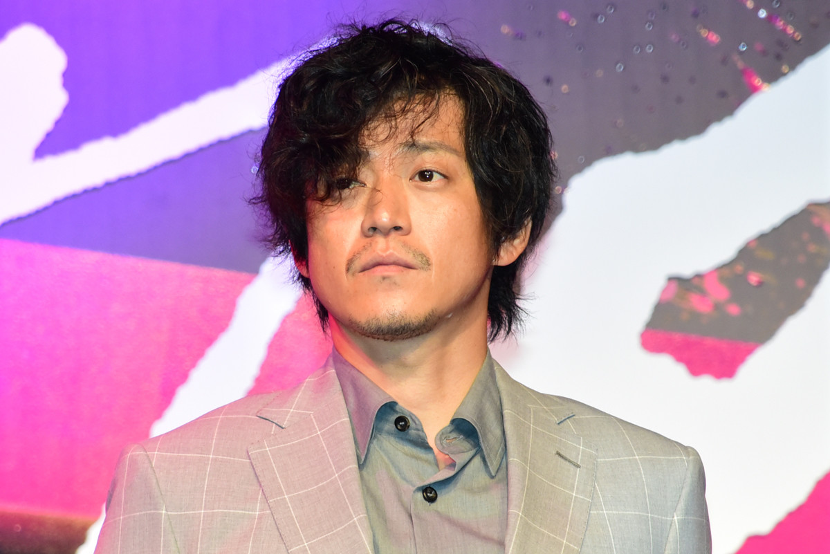 小栗旬 全力でかっこつけ自画自賛 かっこいいんですよ 監督のリクエストに応える 21年4月27日 エキサイトニュース