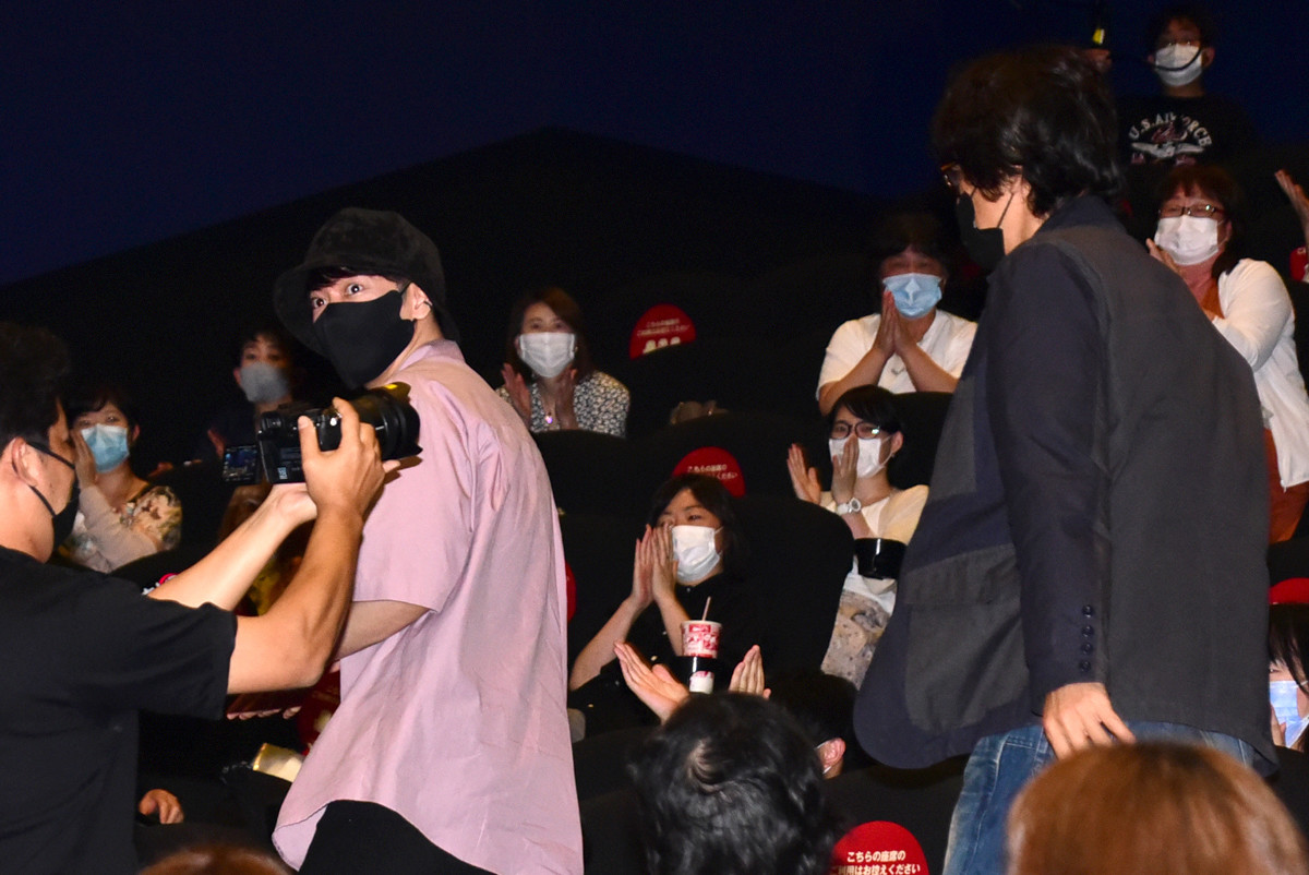 佐藤健 江口洋介 映画デートで るろ剣 サプライズ登場 歌舞伎町の真ん中を堂々と歩く 21年6月日 エキサイトニュース