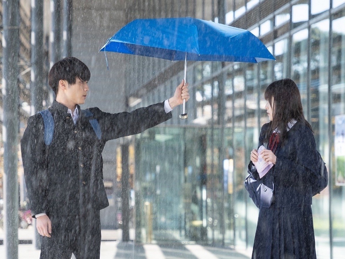 松田元太 天気雨の中で福本莉子に傘を差し出す 初々しい出会いショットを公開 21年11月23日 エキサイトニュース