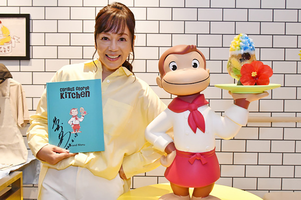 おさるのジョージ キッチンの新メニューを岩崎良美さんが試食 22年7月4日 エキサイトニュース