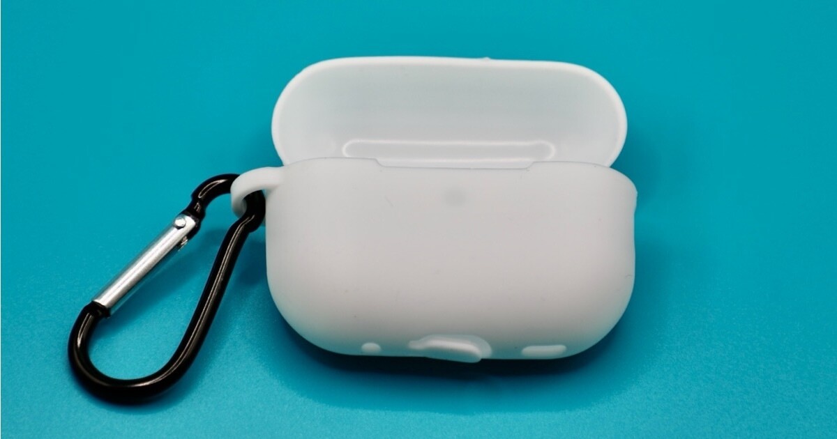ダイソー】110円で「AirPods Pro 2」を保護！ カラビナ付きシリコン 