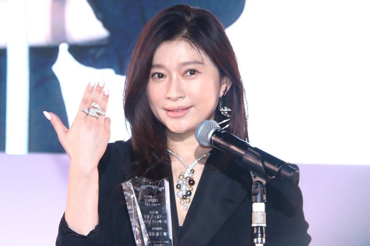 篠原涼子、ミニ丈ドレスで圧巻美脚 ダイヤモンドの輝きは「パワーがある」 (2024年7月12日) - エキサイトニュース