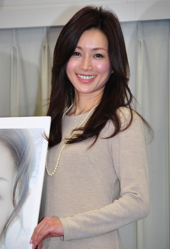 酒井法子 女優復帰に「マンモスうれぴー」 足首と手の指のタトゥーは