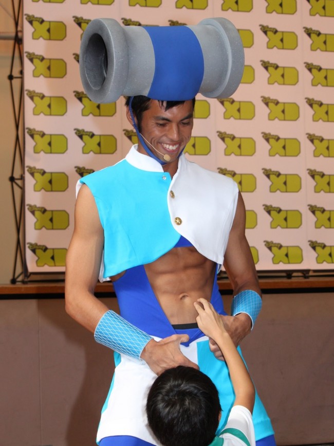 小島よしお 小学生の前で1億円の腹筋を披露 小学校で特別授業 14年9月22日 エキサイトニュース