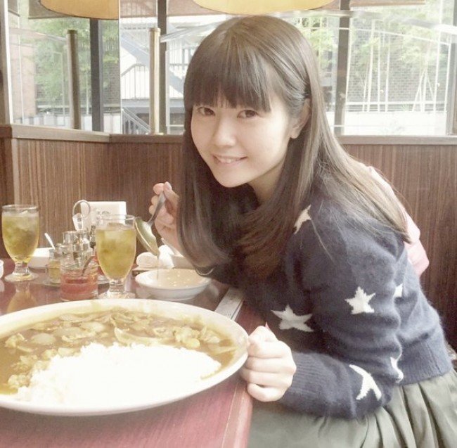 声優 竹達彩奈 大皿カレーを前にニッコリ 量がおかしいよ ファン驚愕 15年12月18日 エキサイトニュース