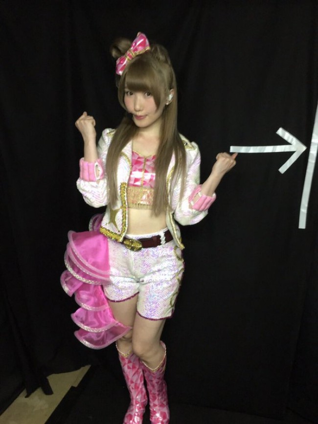 ラブライブ！』声優・内田彩、“初おなか出し”衣装公開 「完全にことり